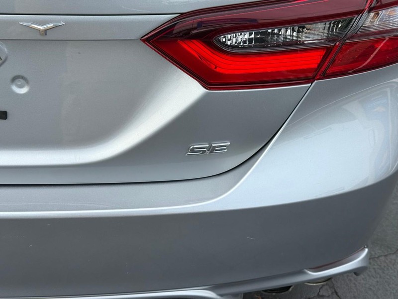 Toyota Camry Vehicle Full-screen Gallery Image 5