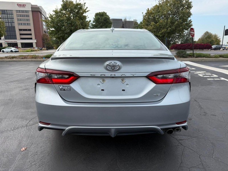 Toyota Camry Vehicle Full-screen Gallery Image 6