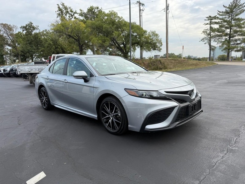 Toyota Camry Vehicle Full-screen Gallery Image 8