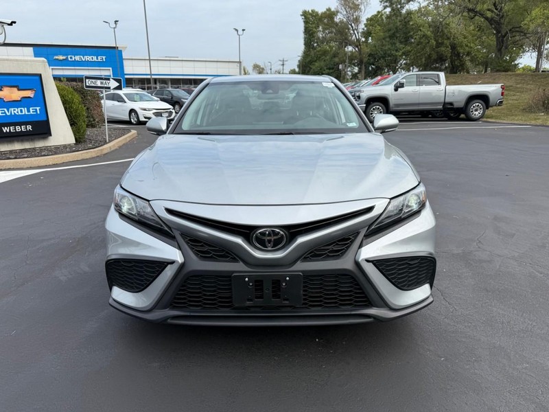 Toyota Camry Vehicle Full-screen Gallery Image 9