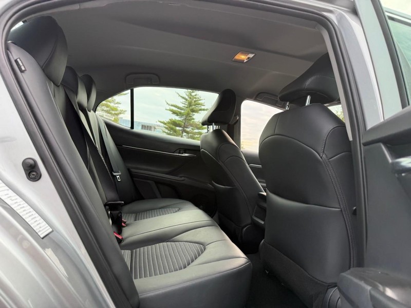 Toyota Camry Vehicle Full-screen Gallery Image 10