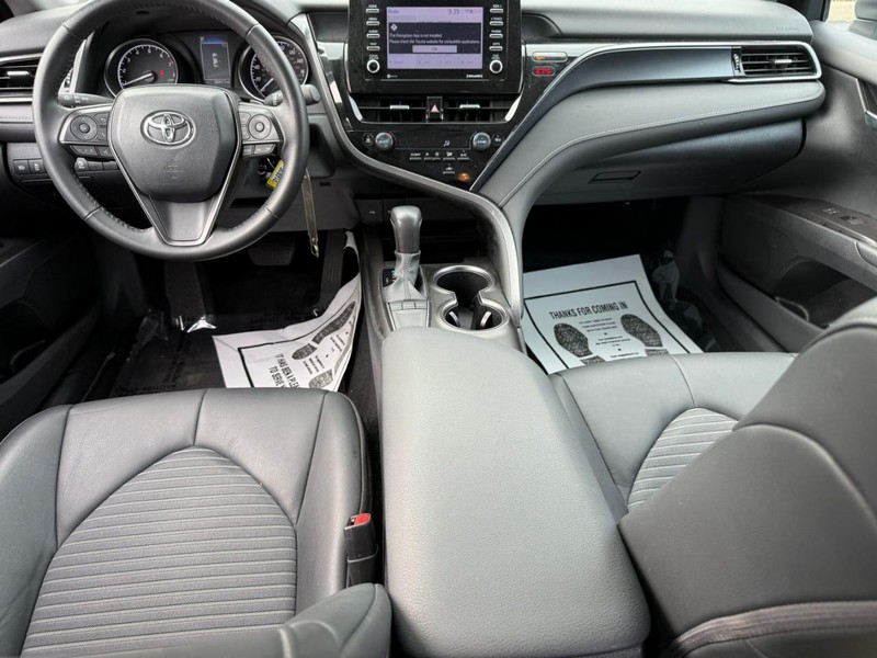 Toyota Camry Vehicle Full-screen Gallery Image 11