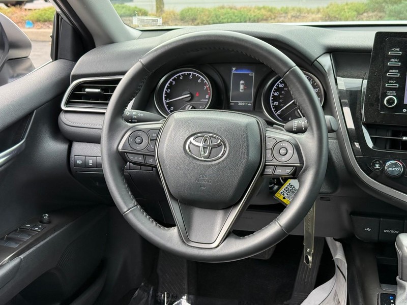Toyota Camry Vehicle Full-screen Gallery Image 12
