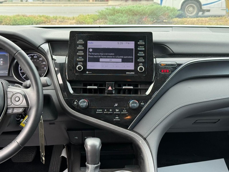Toyota Camry Vehicle Full-screen Gallery Image 13