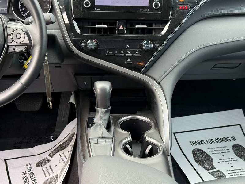 Toyota Camry Vehicle Full-screen Gallery Image 14