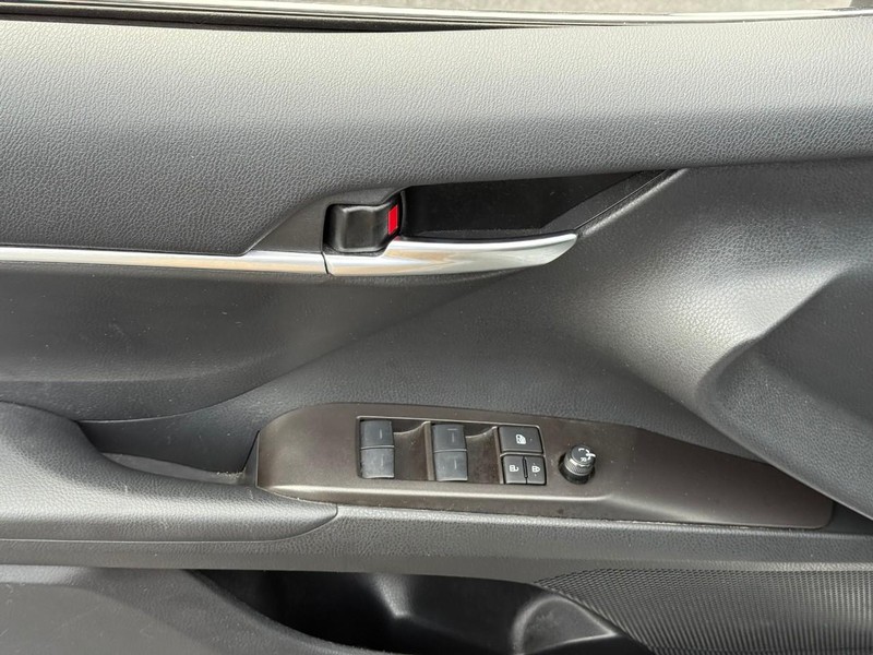 Toyota Camry Vehicle Full-screen Gallery Image 15