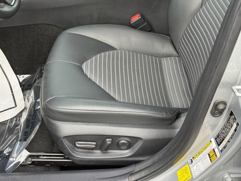 Toyota Camry Vehicle Full-screen Gallery Image 16