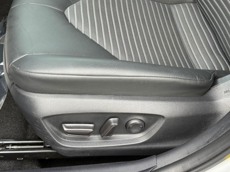 Toyota Camry Vehicle Full-screen Gallery Image 17