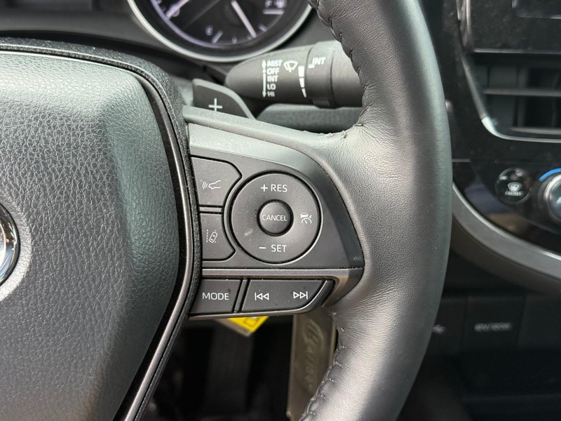 Toyota Camry Vehicle Full-screen Gallery Image 19