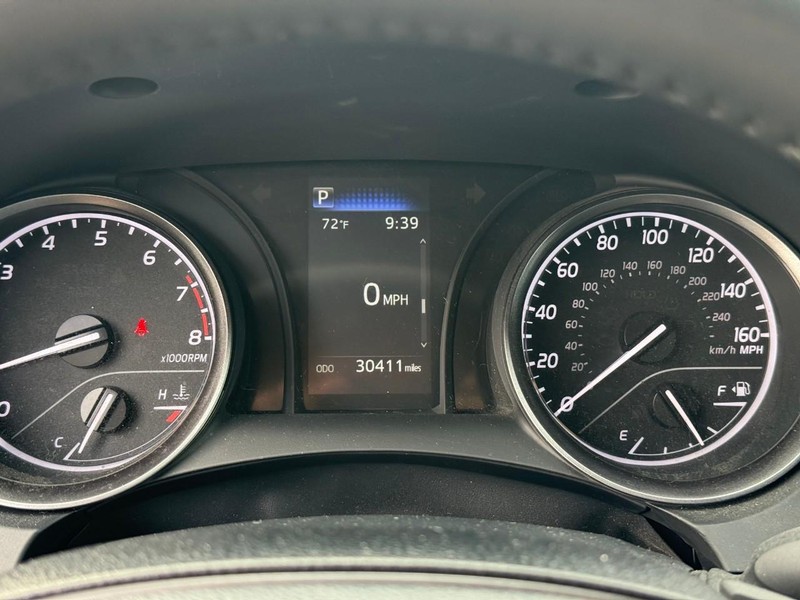 Toyota Camry Vehicle Full-screen Gallery Image 20