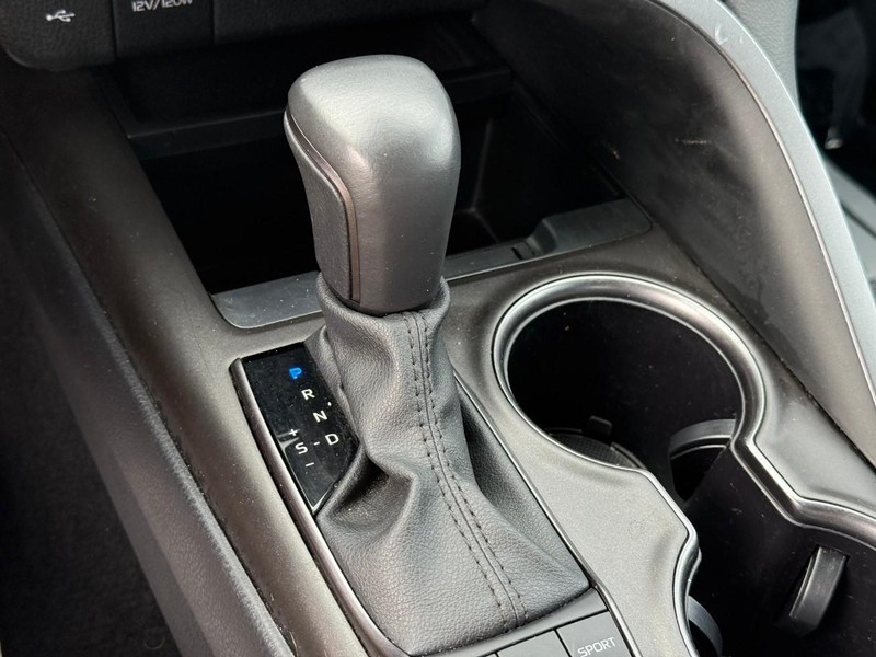 Toyota Camry Vehicle Full-screen Gallery Image 21