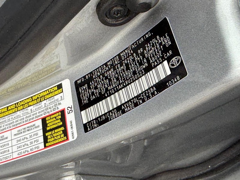 Toyota Camry Vehicle Full-screen Gallery Image 23