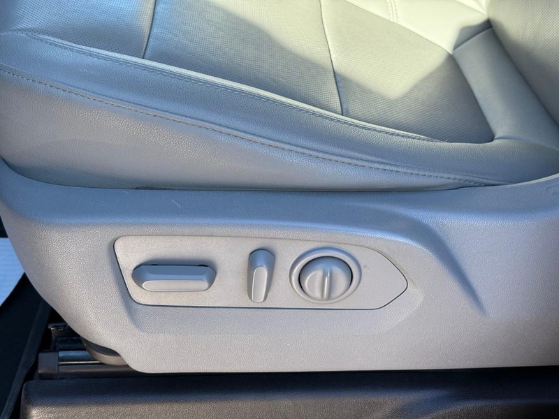 GMC Sierra 1500 Vehicle Full-screen Gallery Image 19