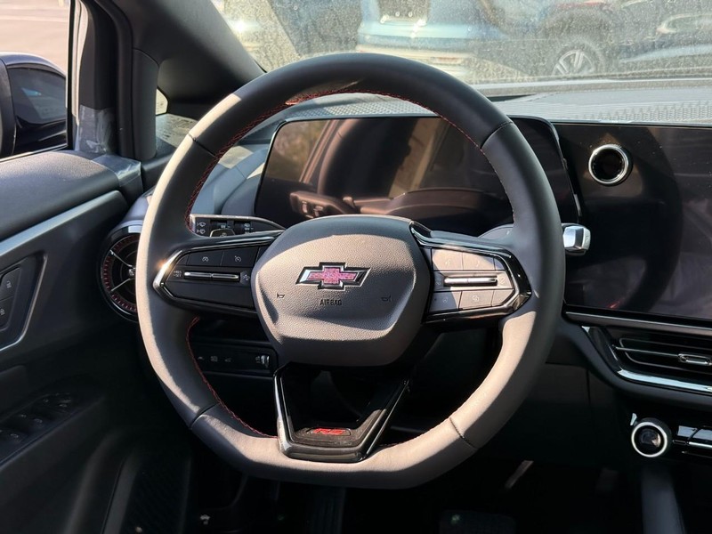 Chevrolet Equinox EV Vehicle Full-screen Gallery Image 8