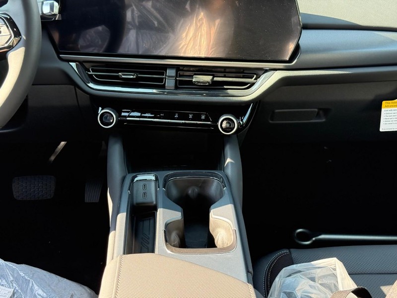 Chevrolet Equinox EV Vehicle Full-screen Gallery Image 10