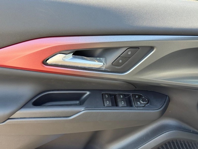 Chevrolet Equinox EV Vehicle Full-screen Gallery Image 11