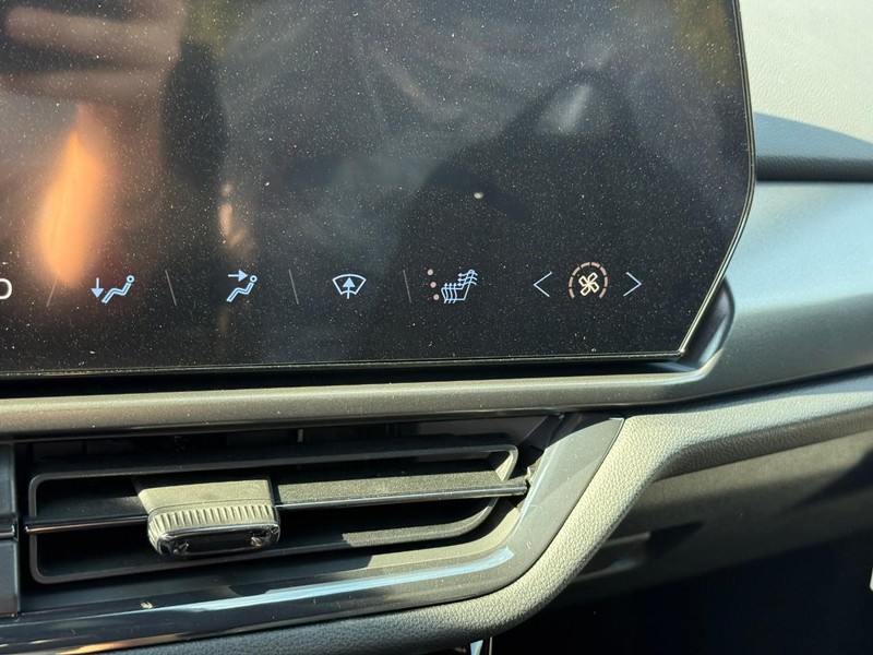 Chevrolet Equinox EV Vehicle Full-screen Gallery Image 15