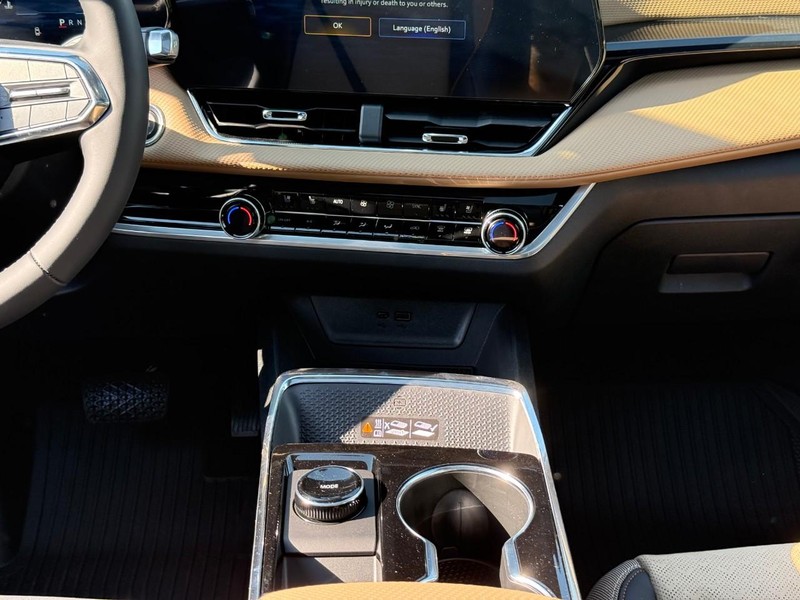 Chevrolet Equinox Vehicle Full-screen Gallery Image 9