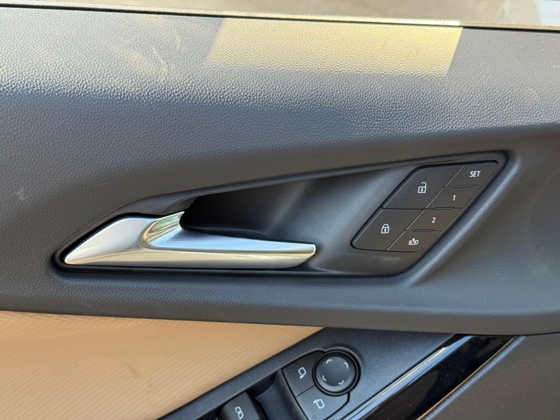 Chevrolet Equinox Vehicle Full-screen Gallery Image 11