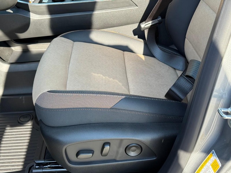 Chevrolet Equinox Vehicle Full-screen Gallery Image 12