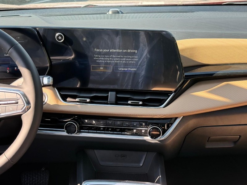 Chevrolet Equinox Vehicle Full-screen Gallery Image 8