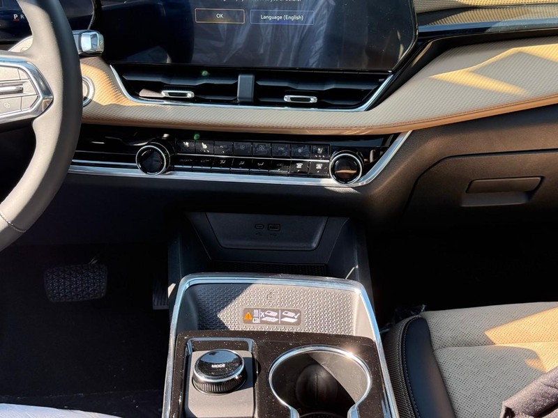 Chevrolet Equinox Vehicle Full-screen Gallery Image 9