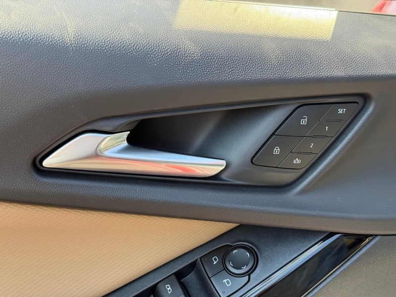 Chevrolet Equinox Vehicle Full-screen Gallery Image 11