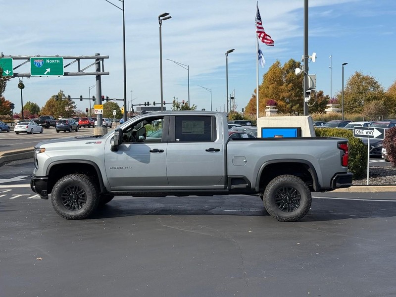 Chevrolet Silverado 2500HD Vehicle Full-screen Gallery Image 2