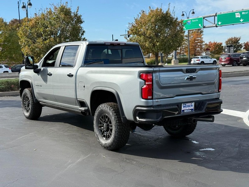 Chevrolet Silverado 2500HD Vehicle Full-screen Gallery Image 3