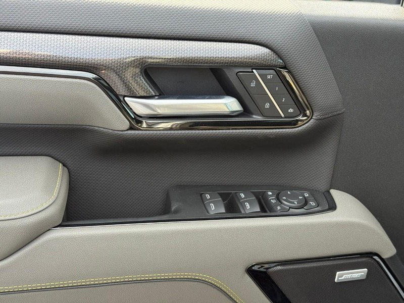 Chevrolet Silverado 2500HD Vehicle Full-screen Gallery Image 11