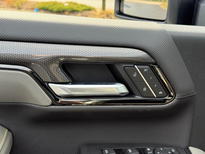 Chevrolet Silverado 2500HD Vehicle Full-screen Gallery Image 12