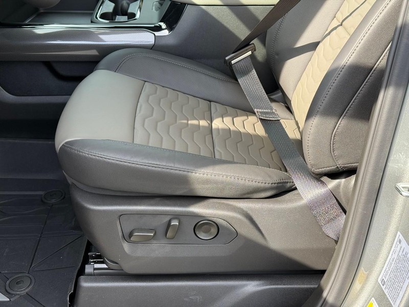 Chevrolet Silverado 2500HD Vehicle Full-screen Gallery Image 13