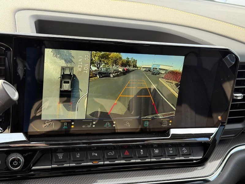 Chevrolet Silverado 2500HD Vehicle Full-screen Gallery Image 17