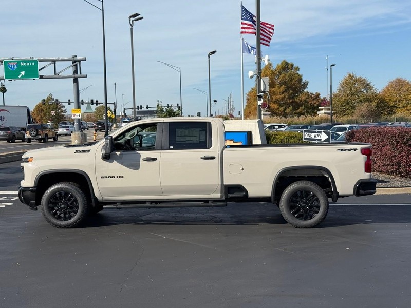 Chevrolet Silverado 2500HD Vehicle Full-screen Gallery Image 2
