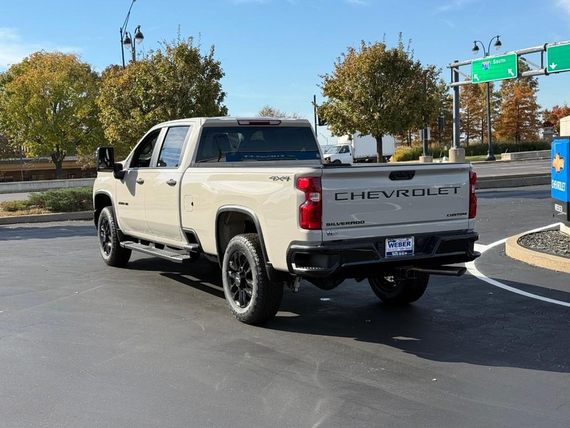 Chevrolet Silverado 2500HD Vehicle Full-screen Gallery Image 3