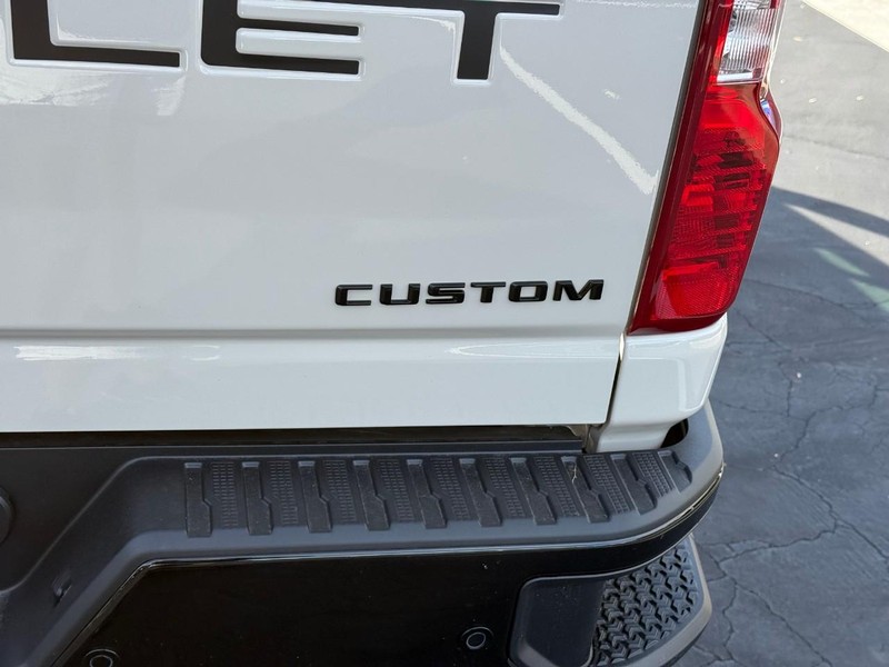 Chevrolet Silverado 2500HD Vehicle Full-screen Gallery Image 5