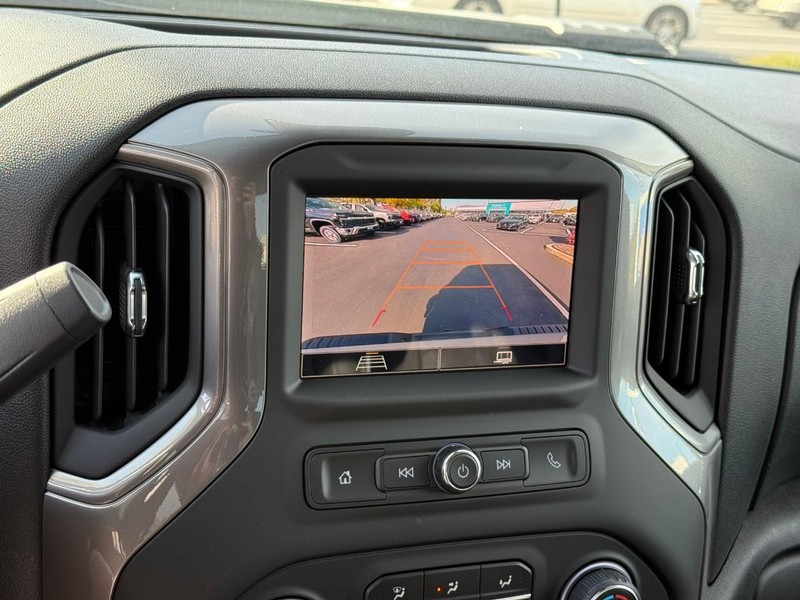 Chevrolet Silverado 2500HD Vehicle Full-screen Gallery Image 15