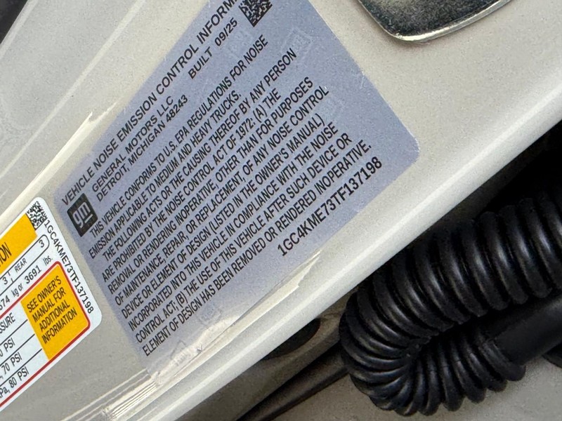 Chevrolet Silverado 2500HD Vehicle Full-screen Gallery Image 16