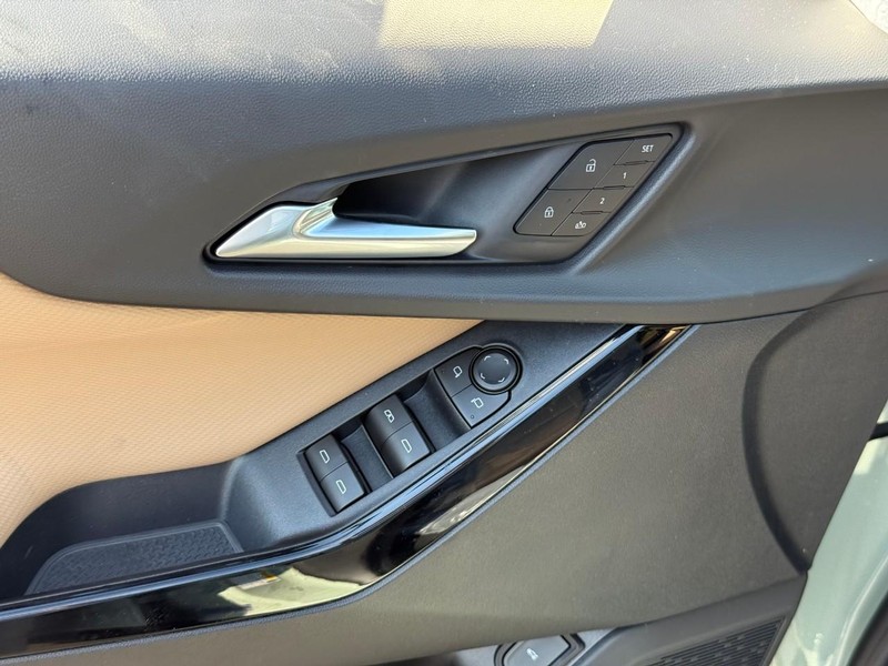 Chevrolet Equinox Vehicle Full-screen Gallery Image 11