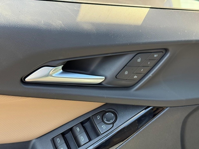 Chevrolet Equinox Vehicle Full-screen Gallery Image 12