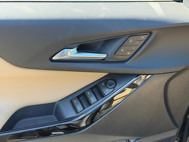 Chevrolet Equinox Vehicle Full-screen Gallery Image 10