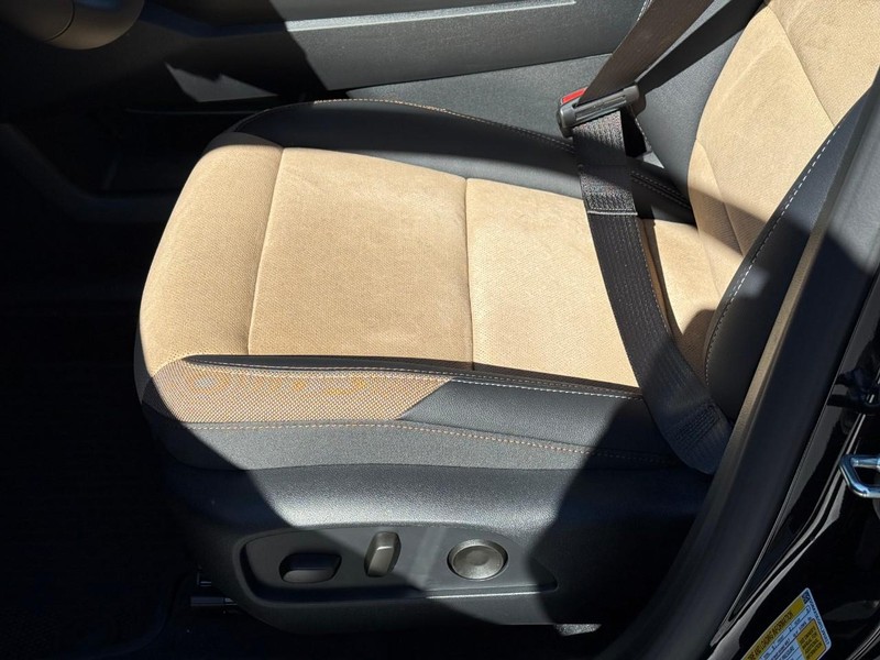 Chevrolet Equinox Vehicle Full-screen Gallery Image 12