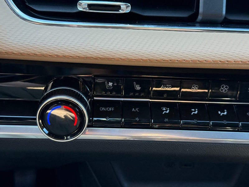 Chevrolet Equinox Vehicle Full-screen Gallery Image 16