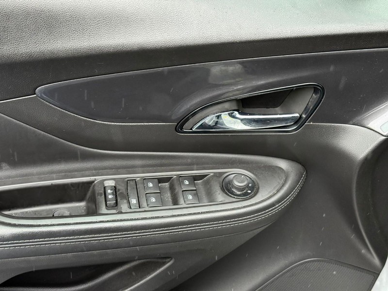 Buick Encore Vehicle Full-screen Gallery Image 16