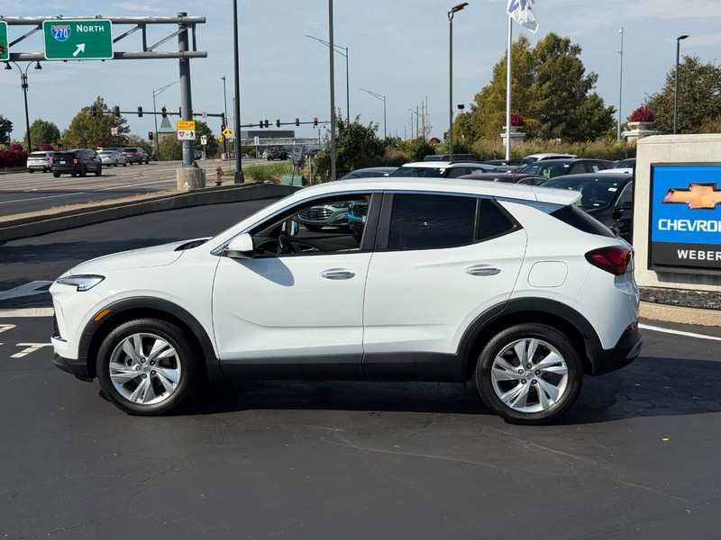 Buick Encore GX Vehicle Full-screen Gallery Image 2