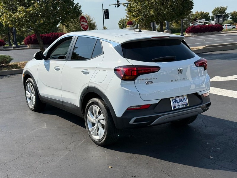 Buick Encore GX Vehicle Full-screen Gallery Image 3