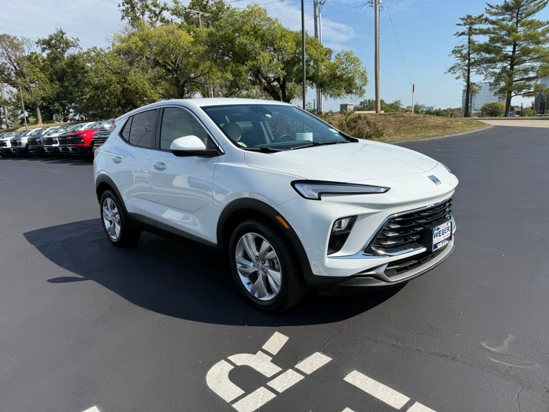 Buick Encore GX Vehicle Full-screen Gallery Image 9