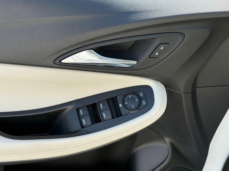 Buick Encore GX Vehicle Full-screen Gallery Image 16