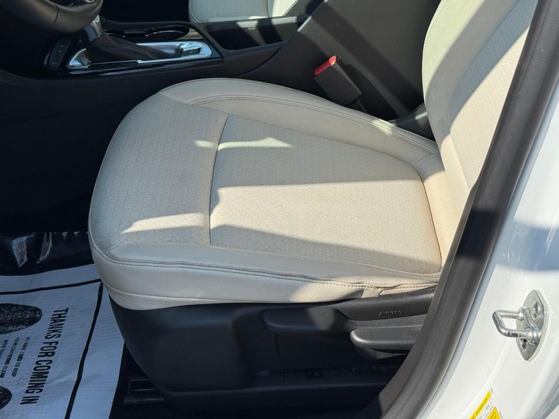 Buick Encore GX Vehicle Full-screen Gallery Image 17