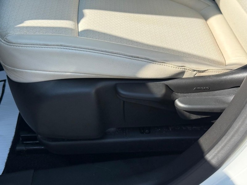 Buick Encore GX Vehicle Full-screen Gallery Image 18